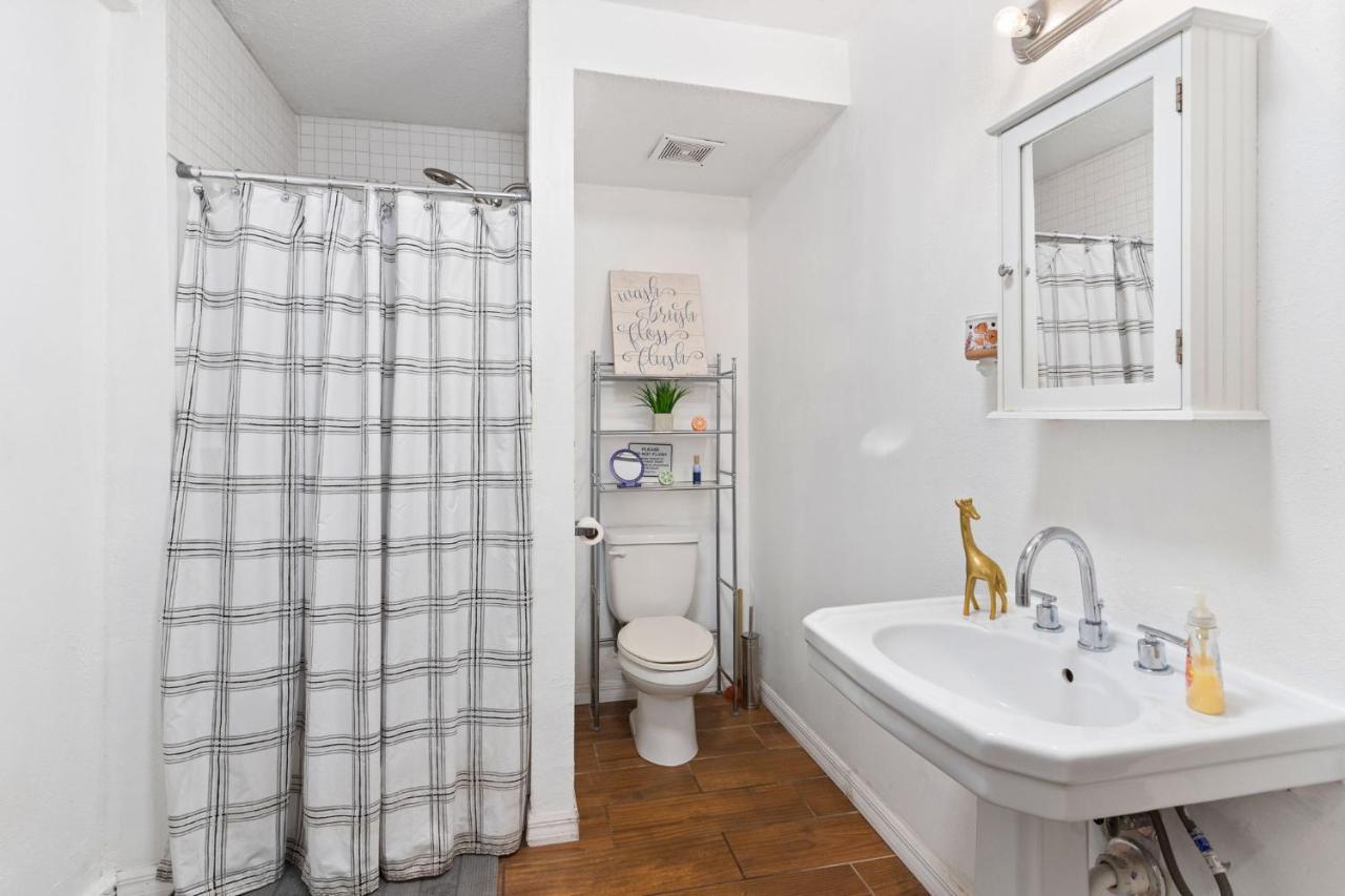 טאמפה Four Different Options At One Great Location-- 1 - Spacious 3 Bed 2 Bath House Or 2- 2Nd Floor 2 Bed 1 Bath Guesthouse Or 3- 1St Floor Studio Or 3- A Tiny Home Rv מראה חיצוני תמונה