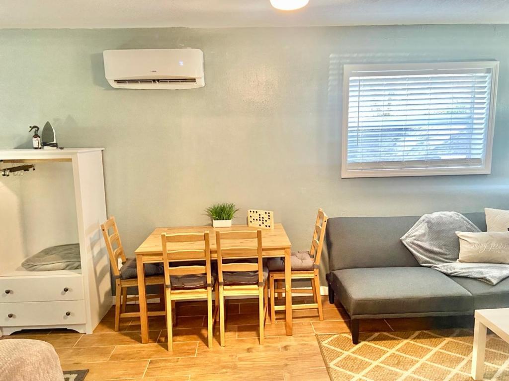 טאמפה Four Different Options At One Great Location-- 1 - Spacious 3 Bed 2 Bath House Or 2- 2Nd Floor 2 Bed 1 Bath Guesthouse Or 3- 1St Floor Studio Or 3- A Tiny Home Rv מראה חיצוני תמונה